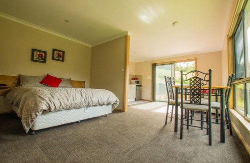Penguin Ski Chalet | Sunny Gum