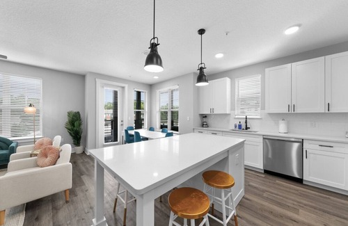 Southside Apartment | Sunny Haven: Chic 2BR/2BA with Pool & Gym
