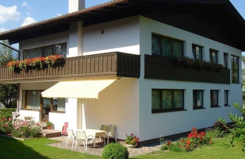 Aldrans Apartment | Sunny holiday home with a beautiful garden and terrace