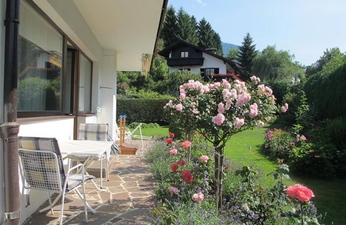 Aldrans Apartment | Sunny holiday home with a beautiful garden and terrace
