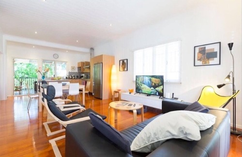 Highgate Hill House | Sunny Home - 2 Bedroom + Deck