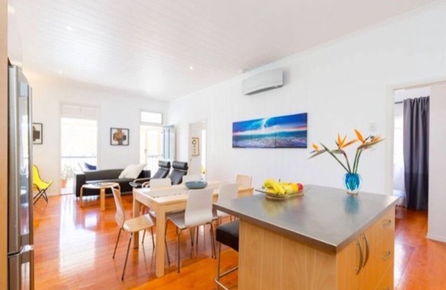 Highgate Hill House | Sunny Home - 2 Bedroom + Deck