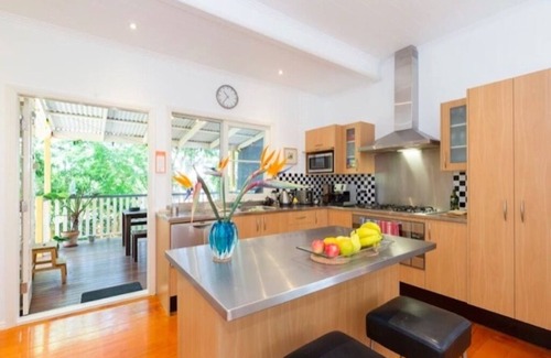 Highgate Hill House | Sunny Home - 2 Bedroom + Deck