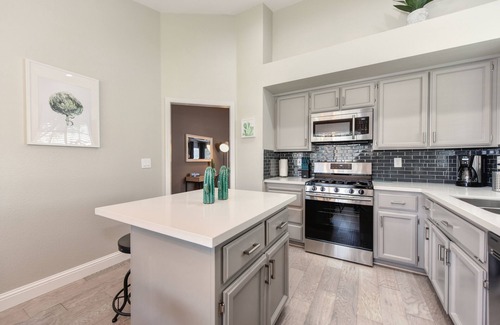 Southwestern Sacramento House | Sunny House Near Downtown Old Town Airport Yard Barbecue Shopping Zoo