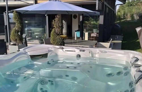 Villy-le-Pelloux House | Sunny house with 8-seater jacuzzi