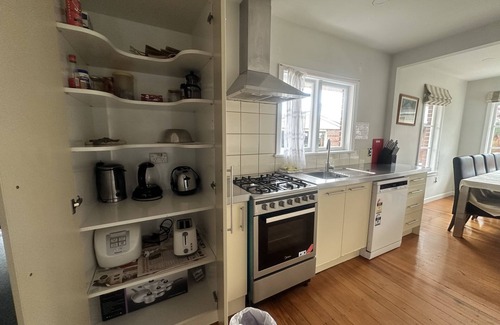 Burnside House | SUNNY HOUSE WITH 5 BEDROOMS 7 QUEEN BEDS 2 BATHROOMS NEAR AIRPORT