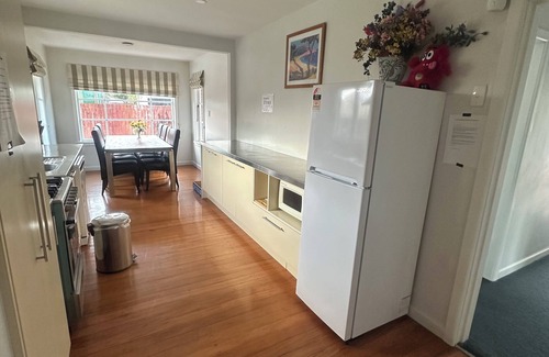 Burnside House | SUNNY HOUSE WITH 5 BEDROOMS 7 QUEEN BEDS 2 BATHROOMS NEAR AIRPORT
