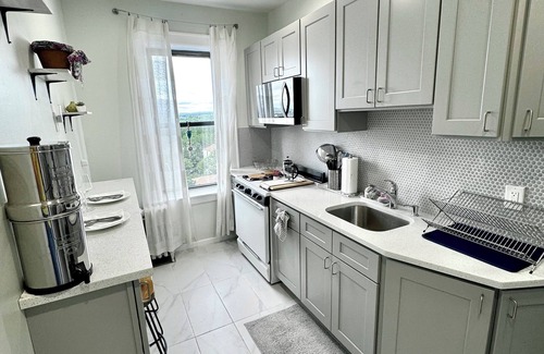 West Side Condo | Sunny Jersey City 1BR – Extended Stays, King Bed & Park View, 25min to NYC & EWR