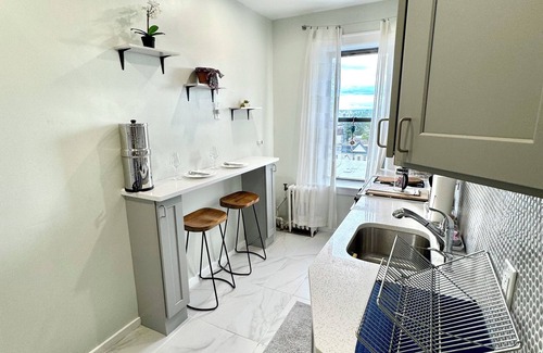 West Side Condo | Sunny Jersey City 1BR – Extended Stays, King Bed & Park View, 25min to NYC & EWR