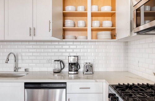 Koreatown Apartment | Sunny Koreatown 2BR w/Gym & W/D, walk to Wilshire Blvd, by Blueground