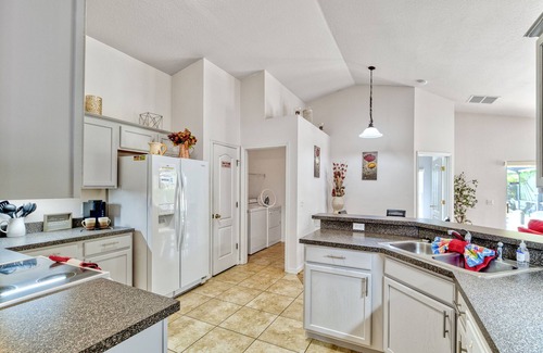 Sandy Ridge Villa | Sunny lake view villa -south facing pool -4 Beds, 2 en-suites near major parks