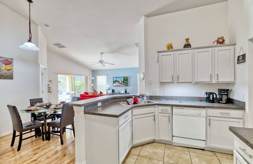 Sandy Ridge Villa | Sunny lake view villa -south facing pool -4 Beds, 2 en-suites near major parks