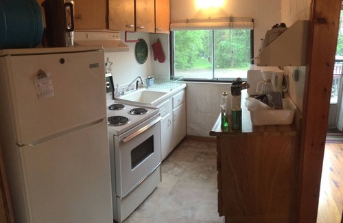 Clear Lake Cabin | Sunny Lakefront 2 Bdrm Cabin by Huntsville