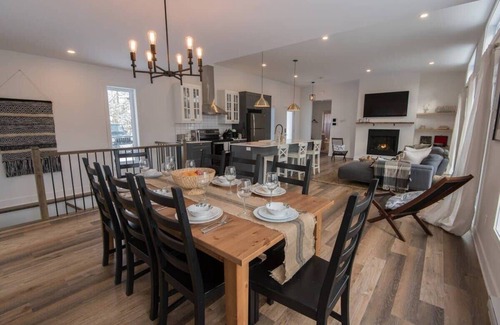 Chertsey Cottage | Sunny Lakefront Cottage | Kayaks, Hot Tub, BBQ