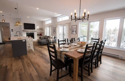 Chertsey Cottage | Sunny Lakefront Cottage | Kayaks, Hot Tub, BBQ
