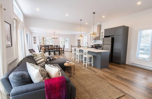 Chertsey Cottage | Sunny Lakefront Cottage | Kayaks, Hot Tub, BBQ