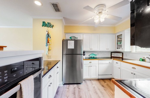 Horseshoe Bay House | Sunny Lakefront Home with Lake View, Fast WiFi, Central AC, Loft, and Gas Grill