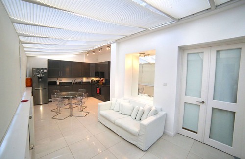 Bayswater Apartment | SUNNY LARGE GARDEN FLAT on KILDARE GARDENS near Paddington station