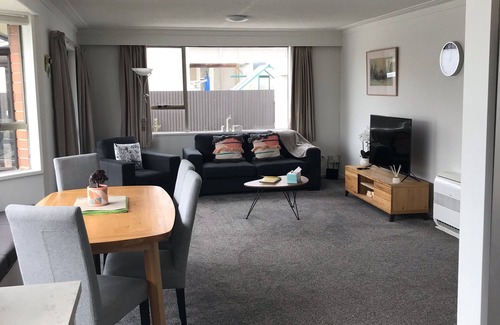 Saint Kilda House | Sunny Little Gem on the Flat