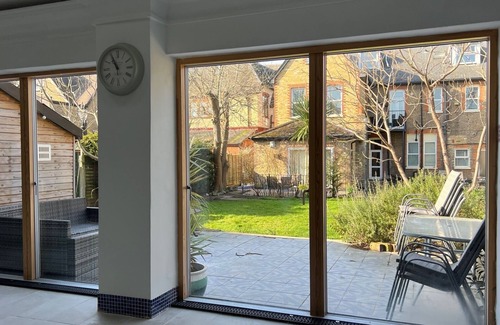 Catford Apartment | Sunny loft apt in London, a perfect base for tourists. Homely with amenities.