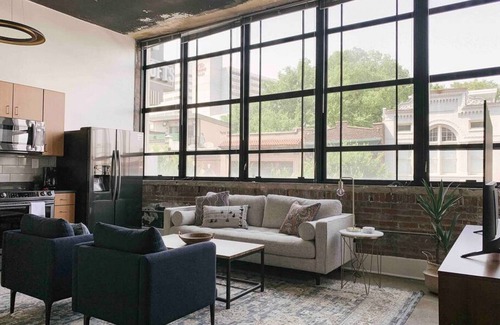 Old City Apartment | Sunny Loft w/View of Gay St