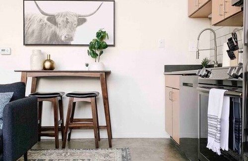 Old City Apartment | Sunny Loft w/View of Gay St