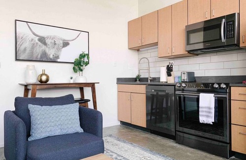 Old City Apartment | Sunny Loft w/View of Gay St