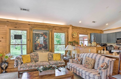 Louisa County Cabin | Sunny Log Cabin Retreat w/ Spacious Backyard