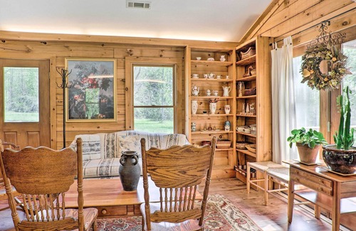 Louisa County Cabin | Sunny Log Cabin Retreat w/ Spacious Backyard