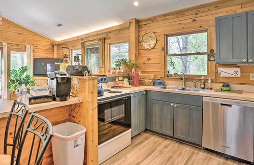 Louisa County Cabin | Sunny Log Cabin Retreat w/ Spacious Backyard