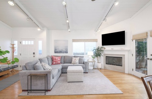 Tree Section House | Sunny Manhattan Beach Oasis with Lightning Fast Internet and a Peloton Bike