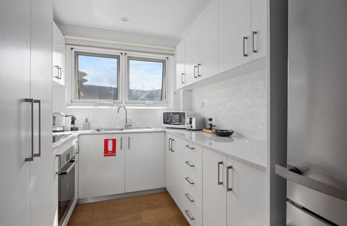 Manly Apartment | Sunny Manly Apartment | 5 Min Walk to Beach | " On The Flat" by Park/Shops/Cafes