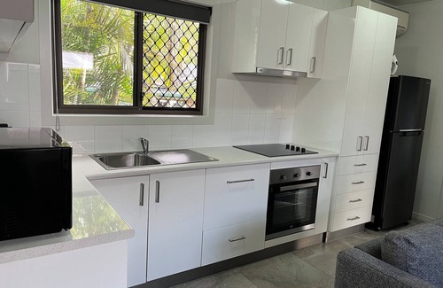 Daisy Hill Villa | Sunny, modern, and clean guesthouse in Daisy Hill, leafy and convenient location