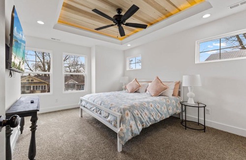 Jeffersonville House | Sunny & modern Derby house