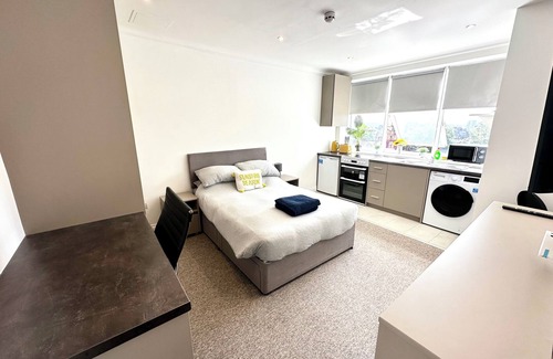 West Hendon Apartment | Sunny Modern, Private Apartment, 15 Mins To Central London