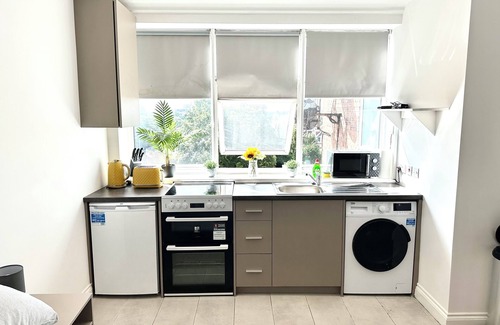 West Hendon Apartment | Sunny Modern, Private Apartment, 15 Mins To Central London