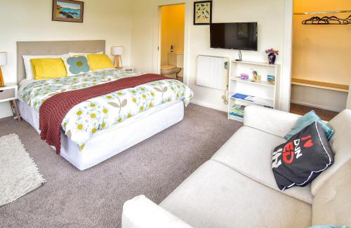 Dunedin House | Sunny Mornington 2 Bedroom Guest Suite