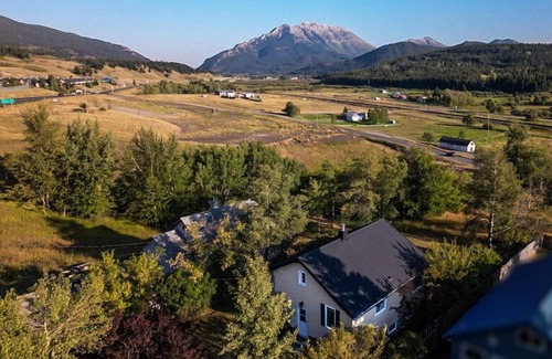 Coleman House | Sunny Mountain Farmhouse with Outdoor Cedar Sauna