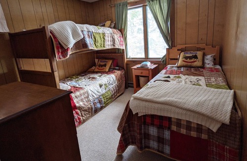 Bromley Mountain Condo | Sunny mountain getaway!