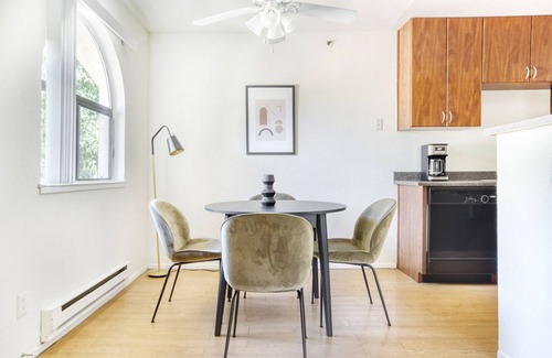 Shoreline West Apartment | Sunny Mountain View 1BR w/W/D, Pool & Gym, near Safeway, by Blueground