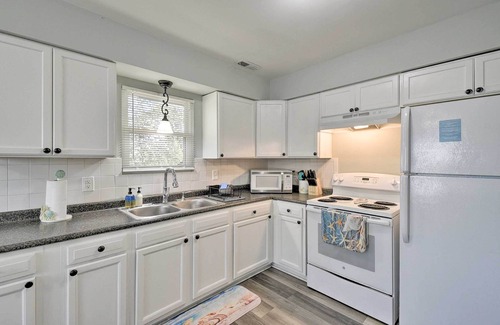 North Camellia Acres Cottage | Sunny Norfolk Duplex - Walk to Lake & Beach!