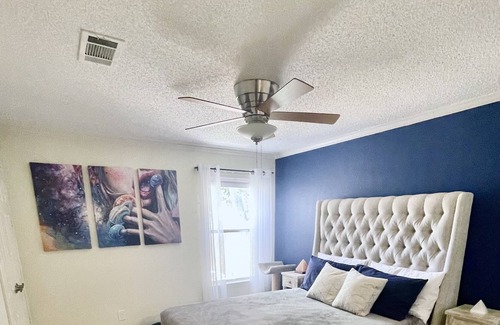 Milwood House | Sunny NW Retreat | Shopping, Restaurants, Nature