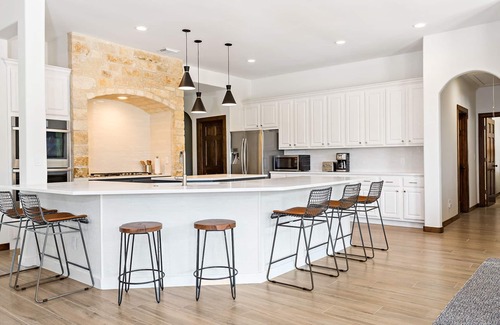 Fredericksburg House | Sunny Oak | Sleeps 10 | Pool/Hot Tub | Outdoor kitchen with Fireplace