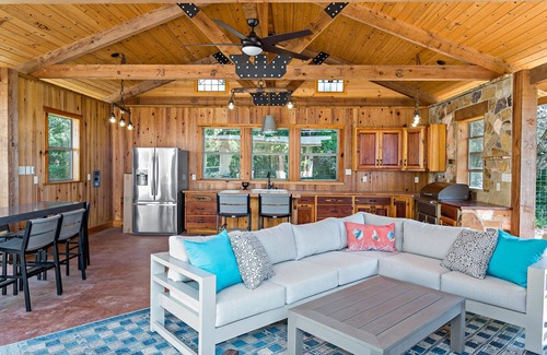 Fredericksburg House | Sunny Oak | Sleeps 10 | Pool/Hot Tub | Outdoor kitchen with Fireplace