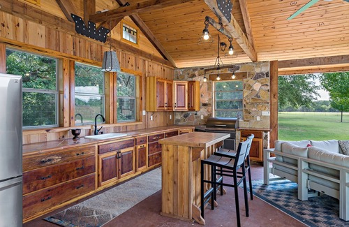 Fredericksburg House | Sunny Oak | Sleeps 10 | Pool/Hot Tub | Outdoor kitchen with Fireplace