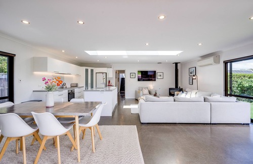 Havelock North House | Sunny Oasis - Havelock North Retreat