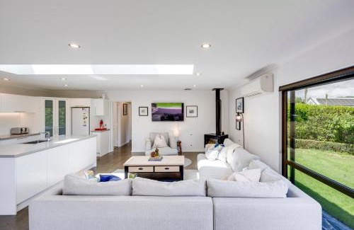 Havelock North House | Sunny Oasis - Havelock North Retreat