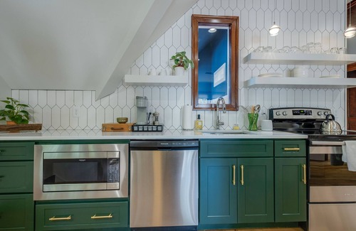 Eastwood House | Sunny, Open & Spacious Private Carriage House in a peaceful neighborhood!