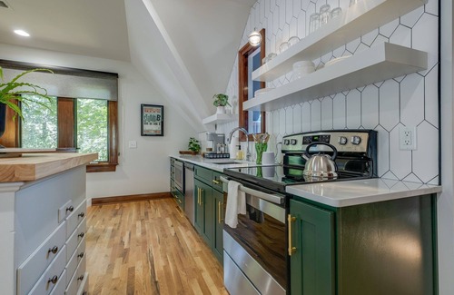 Eastwood House | Sunny, Open & Spacious Private Carriage House in a peaceful neighborhood!