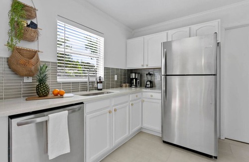 Anona House | Sunny Palm Cottage | Hot Tub | 10 Min to Beach!